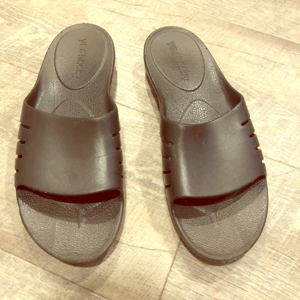 Yeah Baby sliders from SpaSandals.com